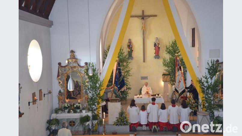 Pfarrer Josef Most hält den Festgottesdienst zum Patrozinium in der Filialkirche Tröbes. Bild: gi