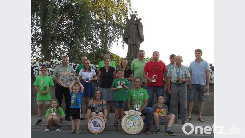 Die Sieger der Vereinsmeisterschaft im Gewehr-, Luftpistolen- und Bogenschießen mit den Gewinnern von Sachpreisen und den neuen Würdenträgern. Jochen Wittmann trägt die Königskette zum dritten Mal in Serie und darf sich jetzt Schützenkaiser nennen. Bild: sck