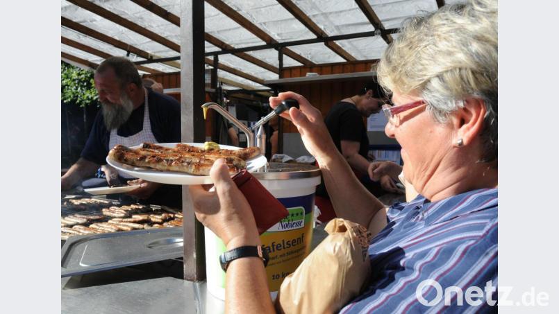 Eine Bratwurst kostet in diesem Jahr 1,30 Euro. Die Metzgerei Hottner verlangt 1,40 Euro. Dafür stammt das Fleisch von Strohschweinen. Bild: gf