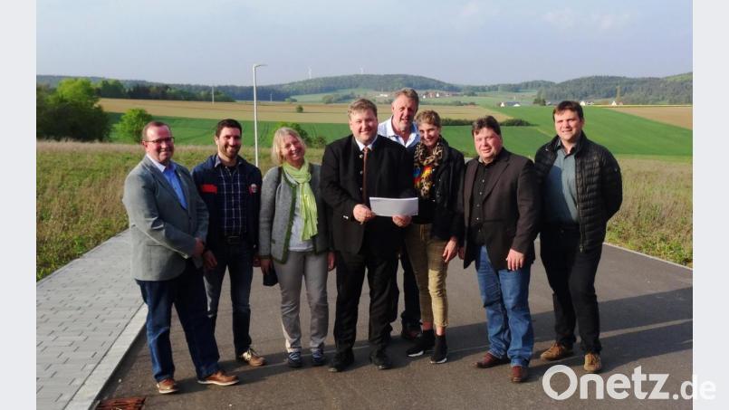 Vor kurzem wurde die Kastler Gewerbegebietserweiterung II am sog. Kastler Hochhaus abgeschlossen. Die ersten Unternehmen starten nun auf ihren voll erschlossen Grundstücken die Bauarbeiten.
Der Kastler Marktrat- mit Bürgermeister Stefan Braun (mitte) freute sich über das neue ausbaufähige Gewerbegebiet. Bild: jp