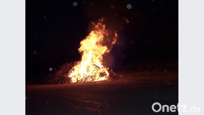 Das lodernde Johannisfeuer der DJK ist weit zu sehen. Bild: sl