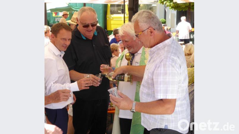 Bürgermeister Wilhelm Schwartz (rechts) schenkt Jens Meyer, Lothar Höher und Franz Unger zur Weinprobe ein. Bild: fsb