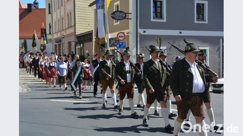 Ein Hingucker mit ihren Gewehren waren die Salutschützen der Schützengesellschaft Taufkirchen. Bild: jr