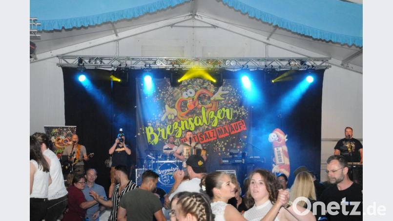 Die &quot;Brez&#039;nsalzer&quot; sorgten im Festzelt der Feuerwehr Pleystein am &quot;Tag der Betriebe&quot; für tolle Stimmung. Der einfache Bretterboden vor der Band wirde zum höchst beanspruchten Tanzparkett. Bild: bey