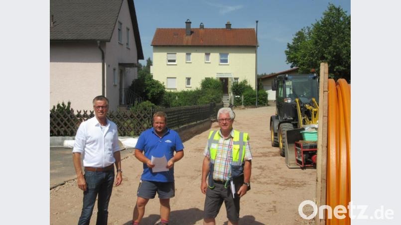 Stippvisite von Ort in der Moosweiherstraße. Im Bild von links Bürgermeister Hermann Falk ,Polier Christian Wallner und Erhard Obendorfer von Seuss-Ingenieure. Bild: fg