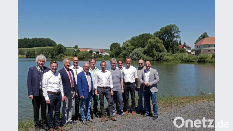 Umweltminister Thorsten Glauber (Siebter von links) war der Einladung der Landtagsabgeordneten Tobias Gotthardt (Freie Wähler), im Bild rechts und Tobias Reiß (CSU), Zweiter von links gefolgt und diskutierte mit den Betroffenen über die Zukunft der Teichwirte im Landkreis. Bild: tr