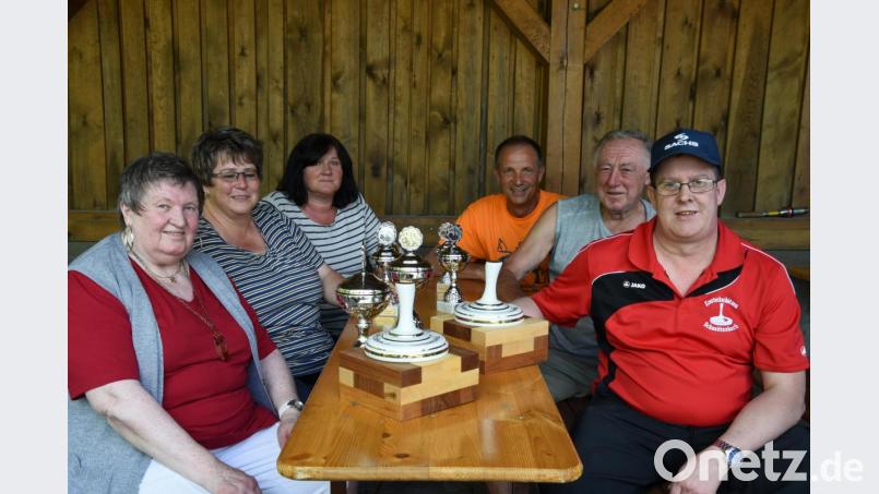 Strahlende Sieger mit ihren Pokalen (von links): Elisabeth Menzel , Birgit Kindzorra, Claudia Schmidkonz, Ulli Linsmeier, Herbert Neydert und Horst Zetzelmann. Bild: nag