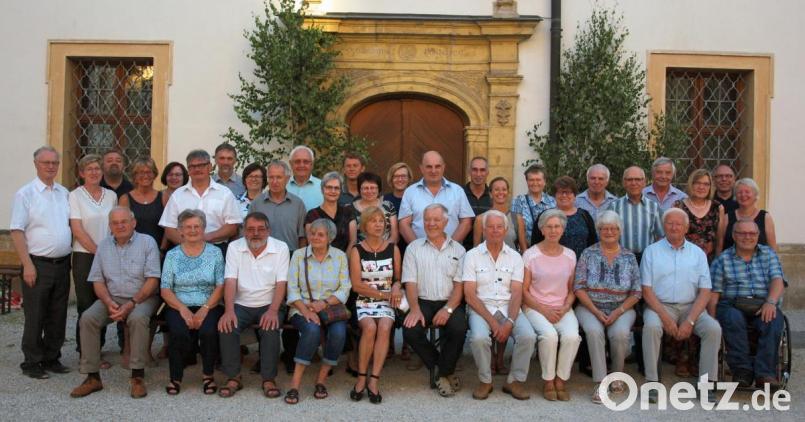 Pater Hermann Sturm (stehend, links) freute sich, dass viele, die heuer ihr Ehejubiläum feiern konnten, der Einladung des Ausschusses Ehe und Familie im Pfarrgemeinderat gefolgt waren. Bild: sön