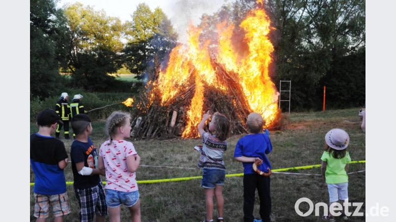 Noch kurze Zeit nach dem Entzünden des riesigen Holzstapel erfreuen sich die Kinder an den emporsteigenden Flammen. Dann aber nahmen sie Reißaus, die Hitze ist zu groß. Bild: bey