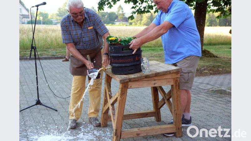 Anzapfen des ersten Fasses. Den Besuchern hätte es nicht gefallen, wäre das Anzapfen trocken verlaufen. Bild: bkr