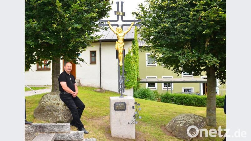 Kunstschmied Ivo Rudolf ist der Schöpfer des neuesten Waidhauser Marterls, das als Freundschaftskreuz an die über 25-jährige Partnerschaft mit Rozvadov erinnert. Bild: fjo