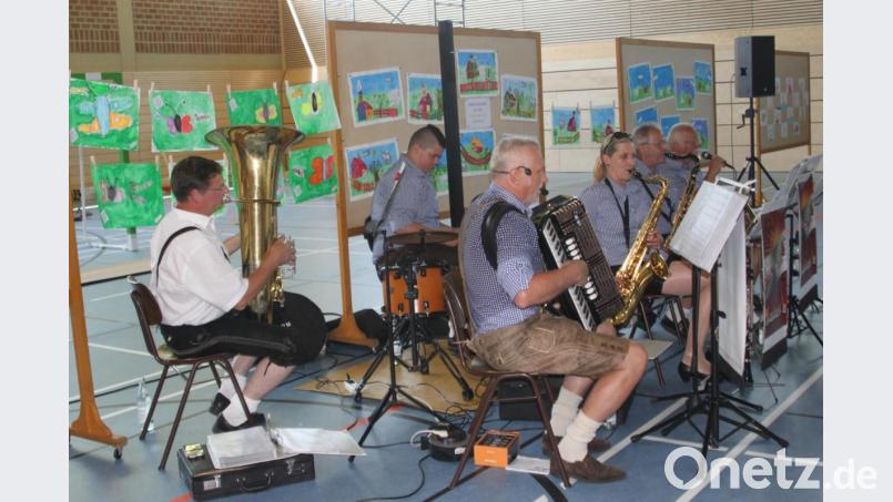 Die Burgsteig-Musikanten liefern die richtige Begleitmusik. Bild: wrt
