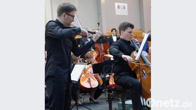 Benedikt Wiedmann (Violine) und Benedikt Don Strohmeier (Violoncello) waren die kongenialen Solisten beim Opus 102 von Johannes Brahms. Bild: weu