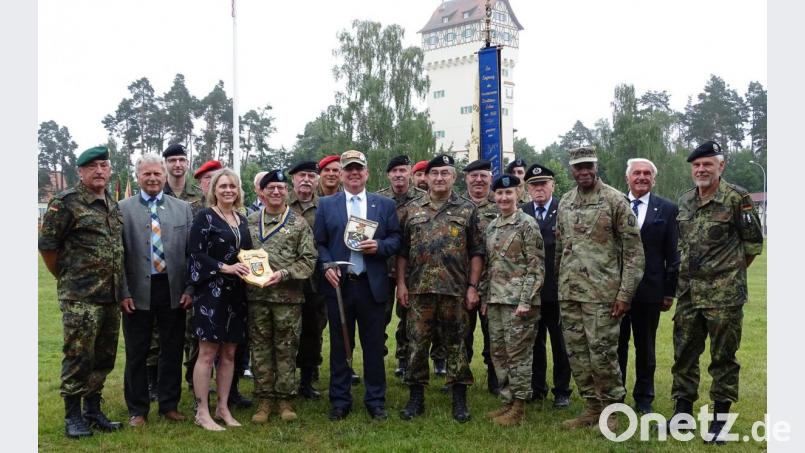 Der Markt Freihung, die Reservistenkameradschaft und weitere Institutionen verabschiedete den scheidenden Bataillonskommandeur des US-Partnerschaftsverbandes 18. CSSB, LtCol Jonathan W. Meisel. Im Hintergrund der Wasserturm, das Wahrzeichen des US-Truppenübungsplatzes Grafenwöhr. Im Bild vorne von links: Oberstleutnant d.Res. Werner Gebhard, Übersetzer Franz Zeilmann, Kim Meisel, LtCol Jonathan Meisel, Bürgermeister Norbert Bücherl, Stabsfeldwebel d.Res. Gerhard Lindthaler, Colonel Michele K. Donahue (Kommandeurin 16. SB), BSB-Bezirksvorsitzender Horst Embacher, Command Sergeant Major Frank M. Graham jr. (16. SB), stellvertretender Bezirksvorsitzender Richard Glombitza, Feldwebel d.Res. Hans Rötzer Bild: nbu