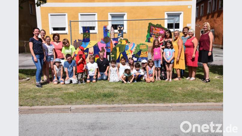 Zum Thema Heimat haben sich Menschen aus allen Altersschichten in Hohenburg Gedanken gemacht. Ihr Gedanken kann man jetzt am Marktplatz bildhaft bestaunen. Bild: bö