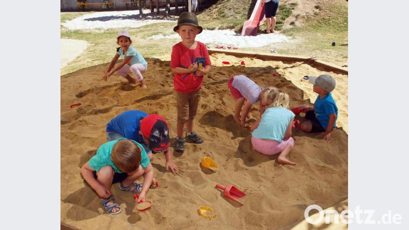 Viele Kinder betätigten sich auch unter einem Sonnensegel im Sand als Schatzsucher – Glasmurmeln waren für sie der Lohn. Bild: sön