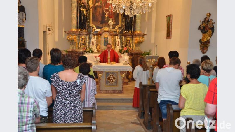 Bischöflich Geistlicher Rat Pfarrer Alois Scherm zelebriert den Patroziniumsgottesdienst in Kößing zu Ehren von Petrus und Paulus. Bild: dob