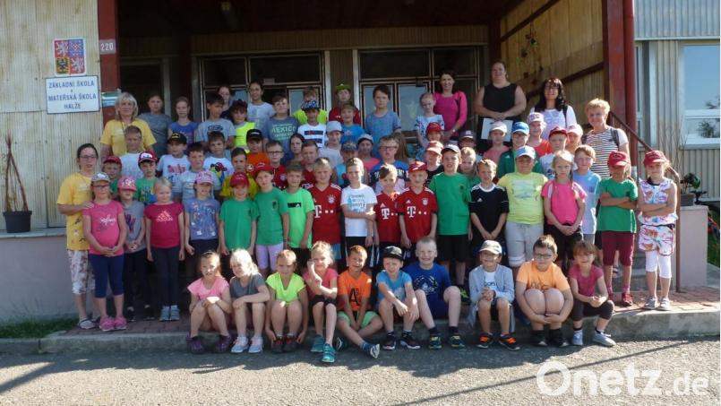 Die Kinder aus Bärnau zusammen mit ihren Partnerschülern in Halže . Bild: exb