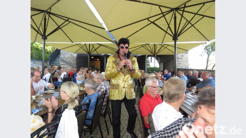 Elivs Presley, alias Marc O. Vincent hauchte &quot;In the Ghetto&quot; ins Mikrophon und eroberte sofort die Herzen der Zuhörer. Bild: ubb