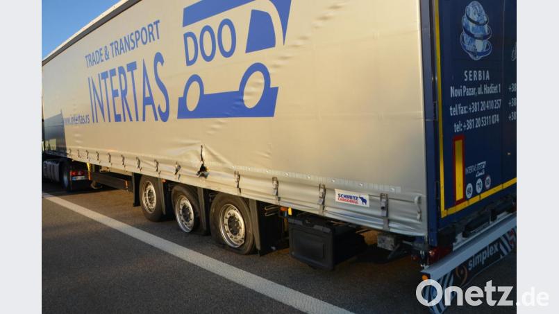 Bei diesem serbischen LKW war die Fahrt wegen kaputter Reifen nicht mehr möglich. Der Unfallfahrer hatte auch ihn ins Unfallgeschehen mit einbezogen. Bild: dob