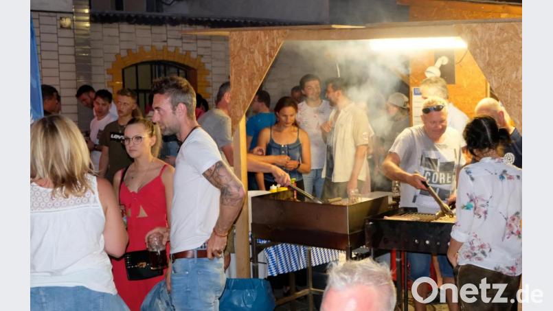 Sich zum gemütlichen Austausch zu treffen und mit Schmankerln zu stärken, gehört zum Programm des Bürgerfestes. Bild: mab