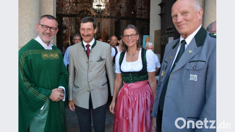 Stadtpfarrer Dr. Thomas Vogl (links) verabschiedete die Festgottesdienstbesucher persönlich am Eingang der Basilika. Unter den Gästen waren auch Prinz Christoph von Bayern und seine Frau, Prinzessin Gudila. Rechts im Bild Waldsassens Schützenmeister Alfred Koch. Bild: jr