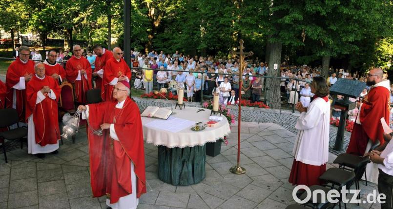 Nach einführenden Worten von Pater Seraphin Broniowski (ganz rechts) eröffnete Bischof Rudolf Voderholzer am Samstag das Bergfest. Bild: gf