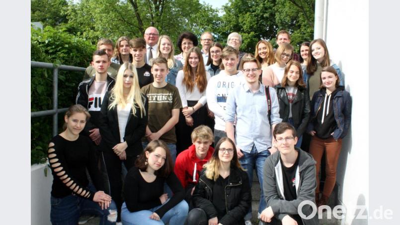 Bürgermeister Heinz Weigl begrüßte zusammen mit Schulleiter Ludwig Pfeiffer (Hintergrund) Schüler und Lehrkräfte aus Prag sowie ihre Oberviechtacher Gastgeber. Bild: lg