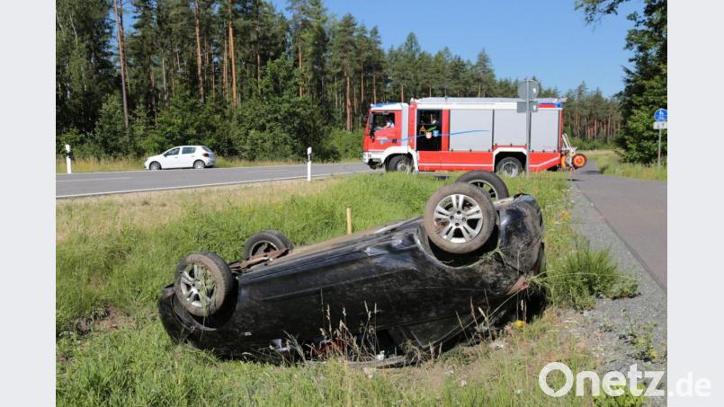 Die Feuerwehr Schnaittenbach sichert und reinigt die Unfallstelle an der B14. Bild: dmra