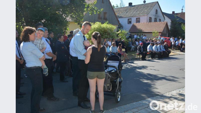 Das ganze Dorf war beim Festgottesdienst auf den Beinen. Bild: jr