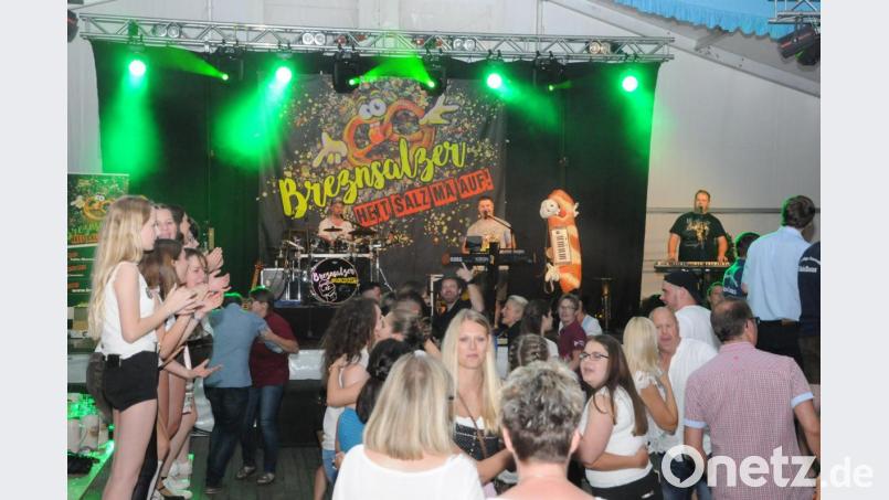Die &quot;Brez&#039;nsalzer&quot; sorgten im Festzelt der Feuerwehr Pleystein am &quot;Tag der Betriebe&quot; für tolle Stimmung. Der einfache Bretterboden vor der Band wirde zum höchst beanspruchten Tanzparkett. Bild: bey