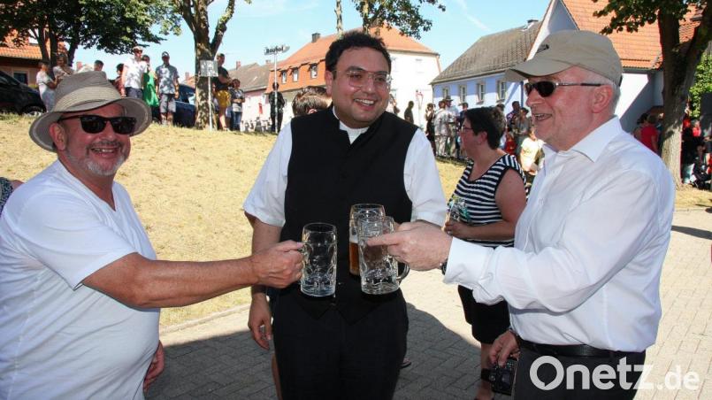 Ob mit Mineralwasser oder Zoigl im Krug, viele wollten mit Jaime-Pasqual Hannig (Bildmitte) auf die Priesterweihe anstossen. Bild: wro