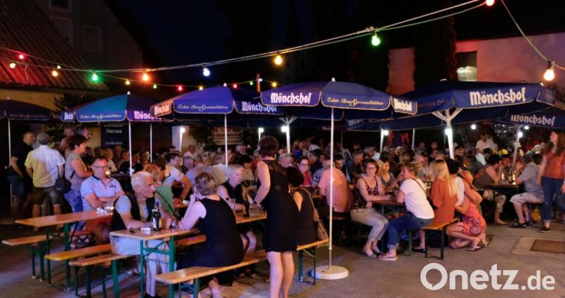 Ein Besuchermagnet mit besonderem Ambiente wurde der &quot;Apothekerhof&quot; mit Weinlaube für verwöhnte Gaumen und tanzfreudige Gäste Bild: mab