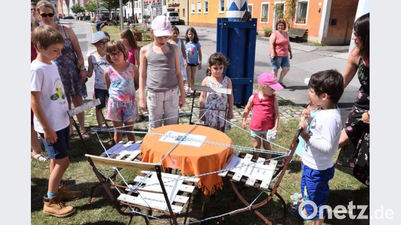 Die Kinder haben den geometrischen Mittelpunkt genau mit einem Fadenkreuz gefunden - da ist unsere Heimat Bild: bö