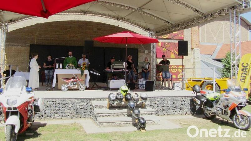Vor dem Altar haben die Biker zwei Motorräder postiert und Helme in Kreuzform abgelegt. Bild: sck