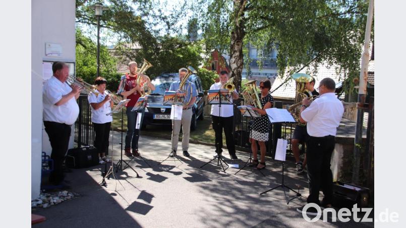 Der Posaunenchor des CVJM Rosenberg macht den Frühschoppen vor der St.-Johanniskirche akustisch zum Genuss. Bild: cog