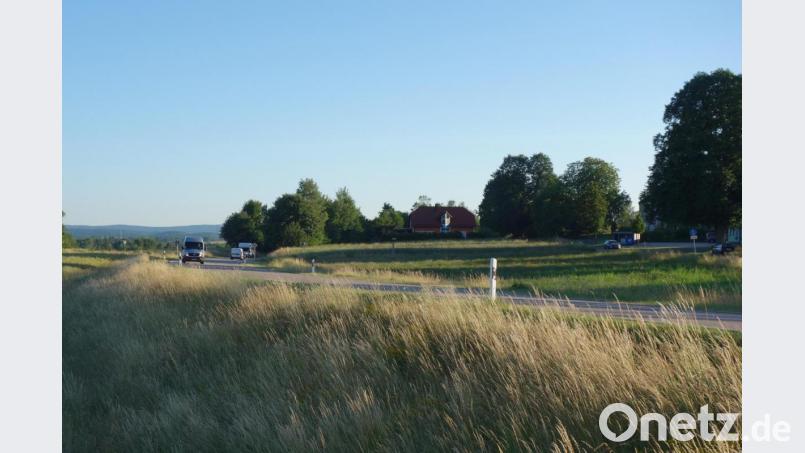 Die &quot;Waidhauser Landstraße&quot; geht längst mitten durch den einstigen Fußballplatz am Pfälzer Hof, wovon nur noch die Älteren wissen. Bild: fjo