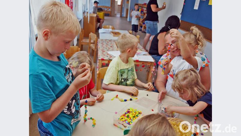 Die Kinder durften Armbändern, Halsketten und Fußkettchen aus Glasperlen basteln. Bild: sön