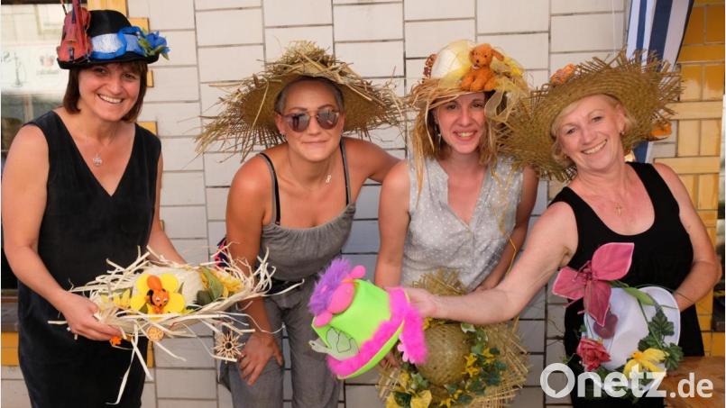 Gute Laune beim 15. Bürgerfest in Schwarzenfeld: Zu hübschen Frauen gehören bunt-verrückte Hüte Bild: mab
