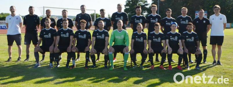 Jede Menge Neue haben die drei Mannschaften des TV Vohenstrauß: (Hintere Reihe von links) Markus Wildenauer (sportlicher Leiter), Pascal Liebl, Michael Singer, Tobias Hölzl, Michael Rösch (Trainerteam), Michael Gottfryd, Max Forster, Heydar Mohammed (beide vereinslos), Stefan Mitlmeier, Zainalabdeen Abdulazeez (beide eigene Jugend), Alexander Thomas (vereinslos), Bernd Reil (Trainer 2. Mannschaft), Uli Münchmeier (Vorsitzender); (vordere Reihe von links) Michael Reil, Manuel Zäch, Tobias Hartung (vereinslos), Daniel Bäumler, Dominic Kummer, Korbinian Franz, Lukas Gruber, Michael Mayr (Letztere drei aus der eigenen Jugend), Sarhad Said (vereinslos). Auf dem Bild fehlen Daniel Kederer, Daniel Bergmann, Tomas Gita, Lorenz Weig und Xaver Mittelmeier (Letztere beide aus eigener Jugend). Bild: dob