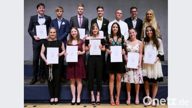 13 Schüler des Augustinus-Gymnasiums erzielten ein &quot;echtes&quot; Einser-Abitur. Einen Schnitt bis 1,5 erreichten Lena Sollfrank (1,0; erste Reihe, von links), Hanna Träger (1,5), Annalena Utecht (1,4), Barbara Schmucker (1,5), Christina Münch (1,5), Esther Banki (1,2), Lucas Ott (1,5; ) sowie (zweite Reihe, von links(, Julian Schmid (1,0), Daniel Hys (1,2), Quentin Loew (1,0), Laurin Berger (1,4), Lukas Bacher (1,5) und Sophia Schuller (1,4). Bild: pmen