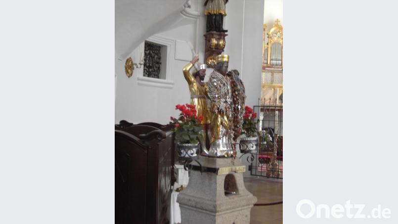 Skulptur in Neukirchen: Ein Hussit mit Schwert bedroht Maria mit dem Jesuskind Bild: hzi