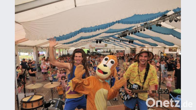 Nach geschickten Fragen an die Kinder welche Tiere es im Urwald gibt, kommt als Lösung der Bär auf die Bühne. Dann singen &quot;Rodscha aus Kambodscha&quot; und &quot;Tom Palme&quot; gemeinsam mit dem Bär und den Kindern sowie den textsicheren Eltern. Bild: bey