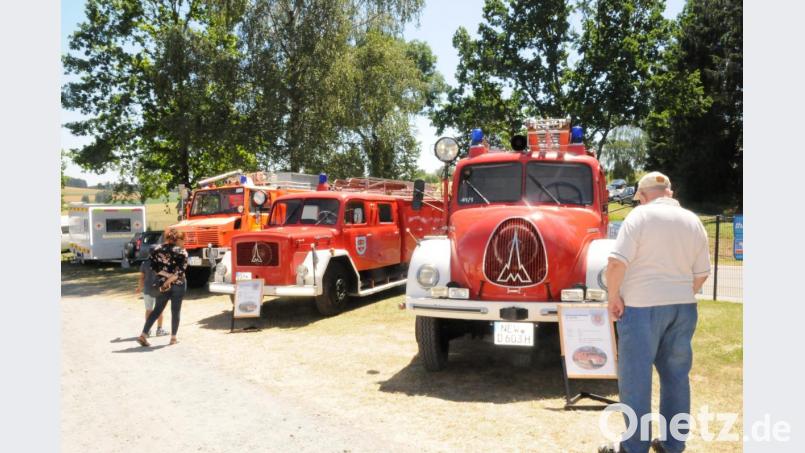 Einst der Stolz der Wehren, jetzt reif für das Museum, wenngleich auch noch immer fahrbereit: Alte Löschfahrzeuge, die vor vierzig Jahren in den Feuerwehrgerätehäusern standen. Bild: bey