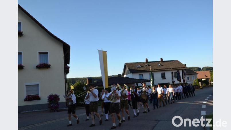 Die Vereine ziehen mit den Moosbacher Musikanten in die Dorfkirche, um den Namenstag von Johannes dem Täufer zu feiern. Bild: gi