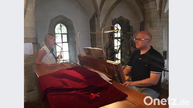 Walter Thurn und Franziska Minnameier spielen beim Prüfungsgottesdienst zwei Musikstücke. Bild: jzk