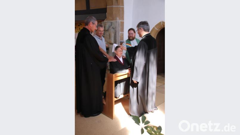 Dekan Karlhermann Schötz, Diakon Bernd Deyerl, Pfarrer i. 
R. Hannes Ostermayer und Pfarrer Uwe Markert (stehend von rechts) segnen Schwester Gerlinde Fuchs (kniend) bei ihrer Berufung zur Prädikantin. Bild: cog