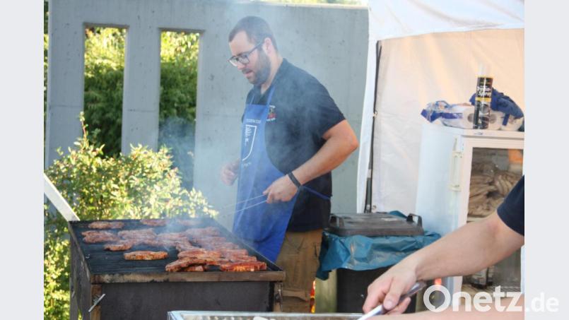 Die Feuerwehr brät Steaks. Bild: adj