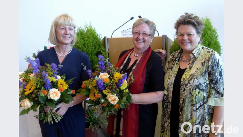 Moderatorin Petra Vorsatz (rechts) überreicht Blumen an Maria Seggewiß (links) und Hermine Schwartz (Mitte). Bild: fsb