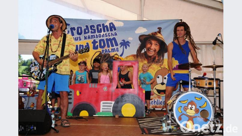 Eine Attrappe als Feuerwehrauto, ein paar Kinder auf die Bühne bitte und fertig ist ein wunderbares Bühnenbild für &quot;Rodscha aus Kambodscha&quot; und &quot;Tom Palme&quot;. Dazu gibt die passenden Kindermusik, die auch Erwachsene begeistert. Bild: bey